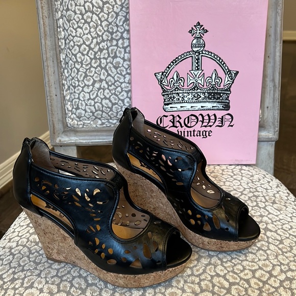 Beautiful Laser Cut Outs Wedges - Picture 1 of 4